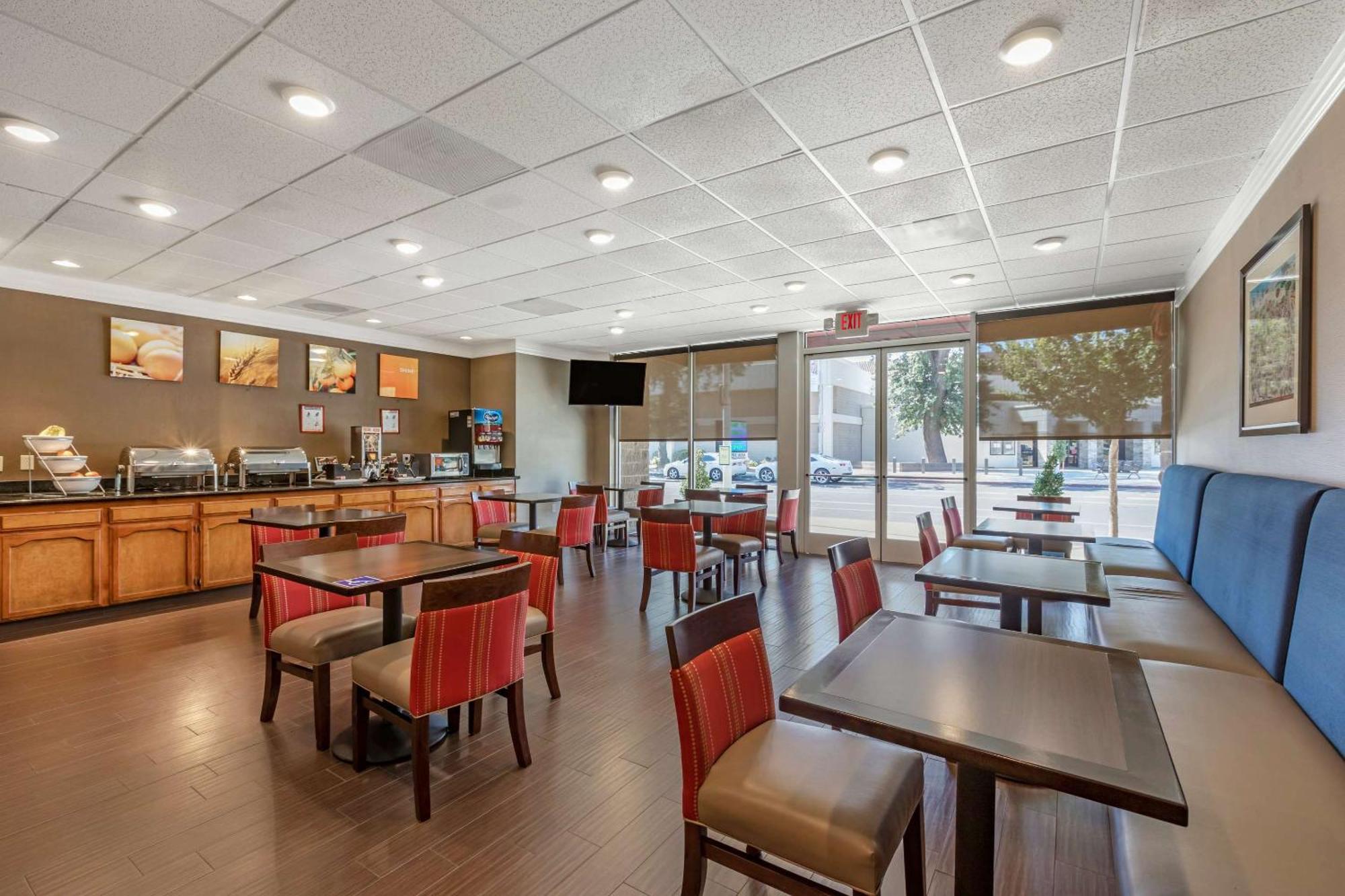 Comfort Suites Visalia - Convention Center Exterior photo