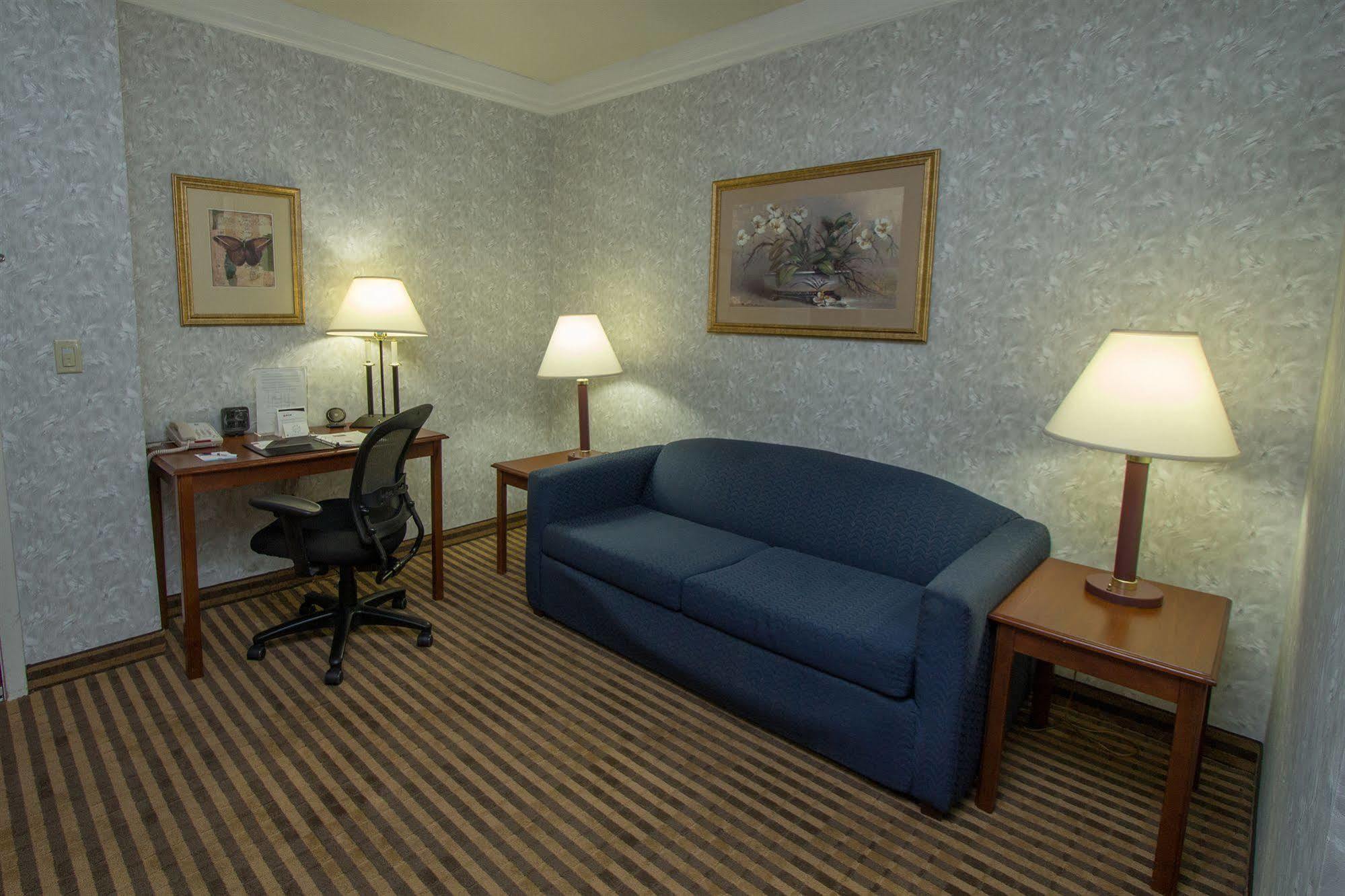 Comfort Suites Visalia - Convention Center Exterior photo